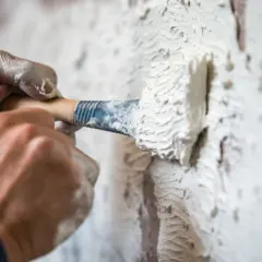 Czym pomalować pokost? Poradnik majsterkowicza