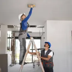 Pękający sufit w starym domu? Diagnoza i trwała naprawa DIY