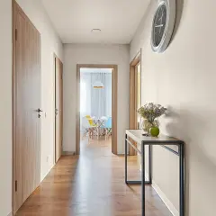 Niebrudzące ściany w przedpokoju? Sprawdź trwałe materiały!