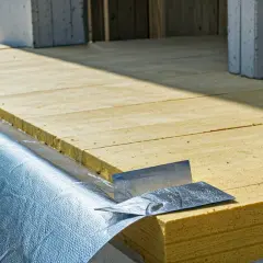Folia na styropian czy pod? Optymalne rozwiązania izolacyjne