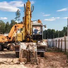 Wypożyczalnia maszyn budowlanych - dlaczego coraz więcej firm wybiera wynajem zamiast zakupu?