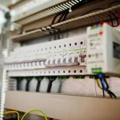Lokalizacja skrzynki elektrycznej przepisy - Kluczowe informacje dla elektryków