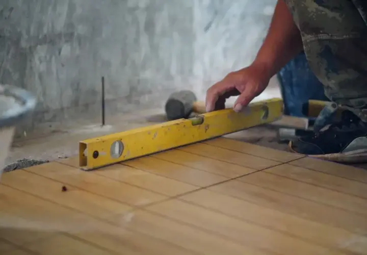 Wyrównanie podłogi pod panele bez wylewki? 4 metody DIY!