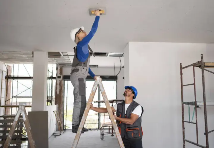 Pękający sufit w starym domu? Diagnoza i trwała naprawa DIY