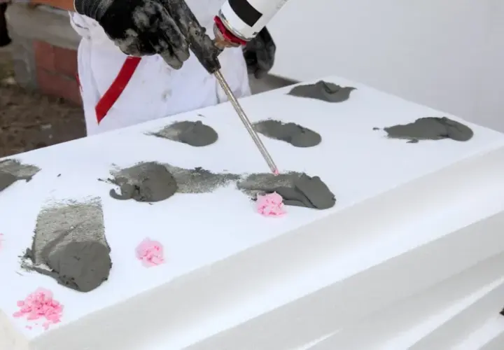 Czym powinno się skleić styropian?