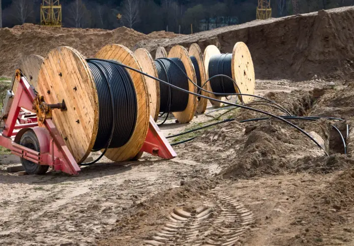Jak głęboko zakopać kabel energetyczny? Poradnik i normy na działce