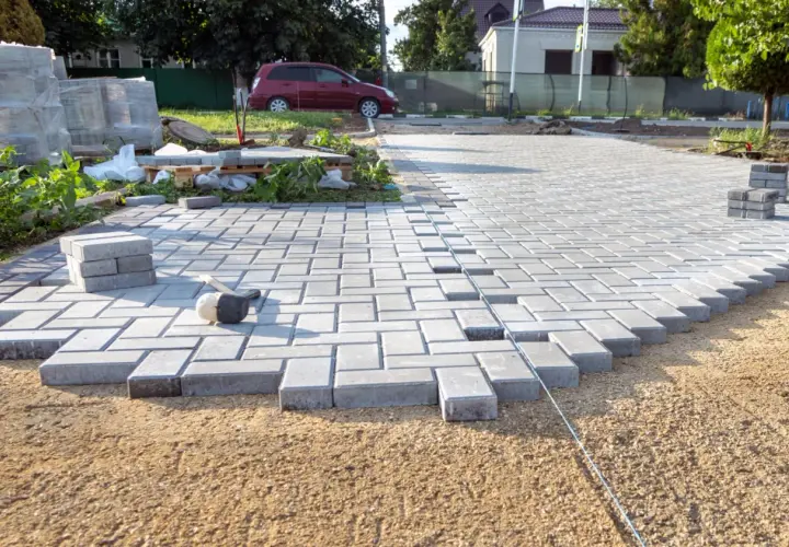 Utwardzenie terenu kruszywem - Skuteczne rozwiązanie dla podjazdów i parkingów