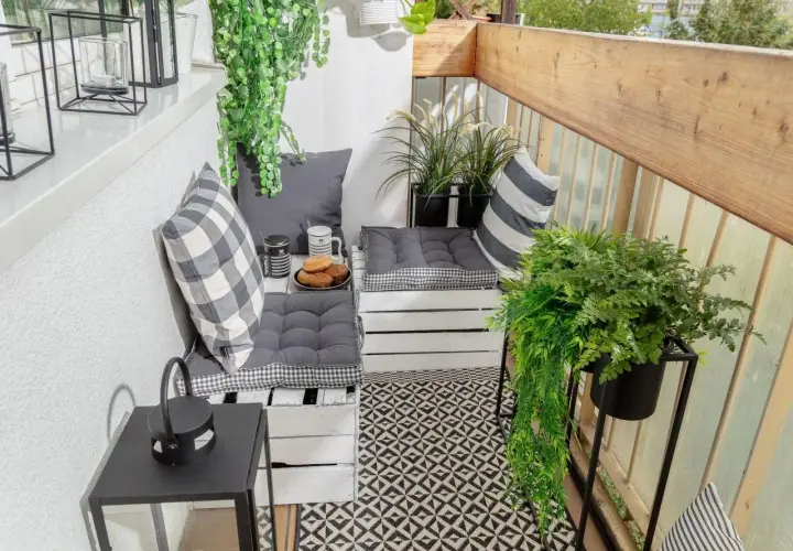 Jak urządzić mały balkon, aby stał się idealnym miejscem relaksu?