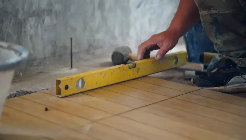 Wyrównanie podłogi pod panele bez wylewki? 4 metody DIY!