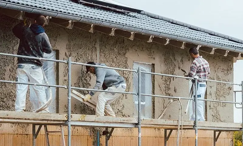 Jak prawidłowo położyć tynk na cegle i uniknąć najczęstszych błędów