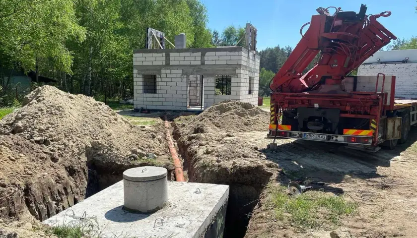 Jak daleko szambo od studni i budynku? Poznaj aktualne przepisy