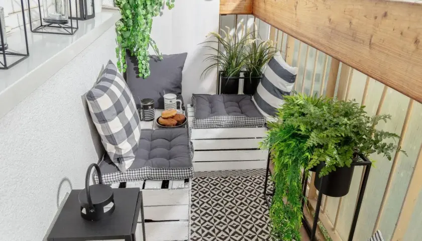 Jak urządzić mały balkon, aby stał się idealnym miejscem relaksu?