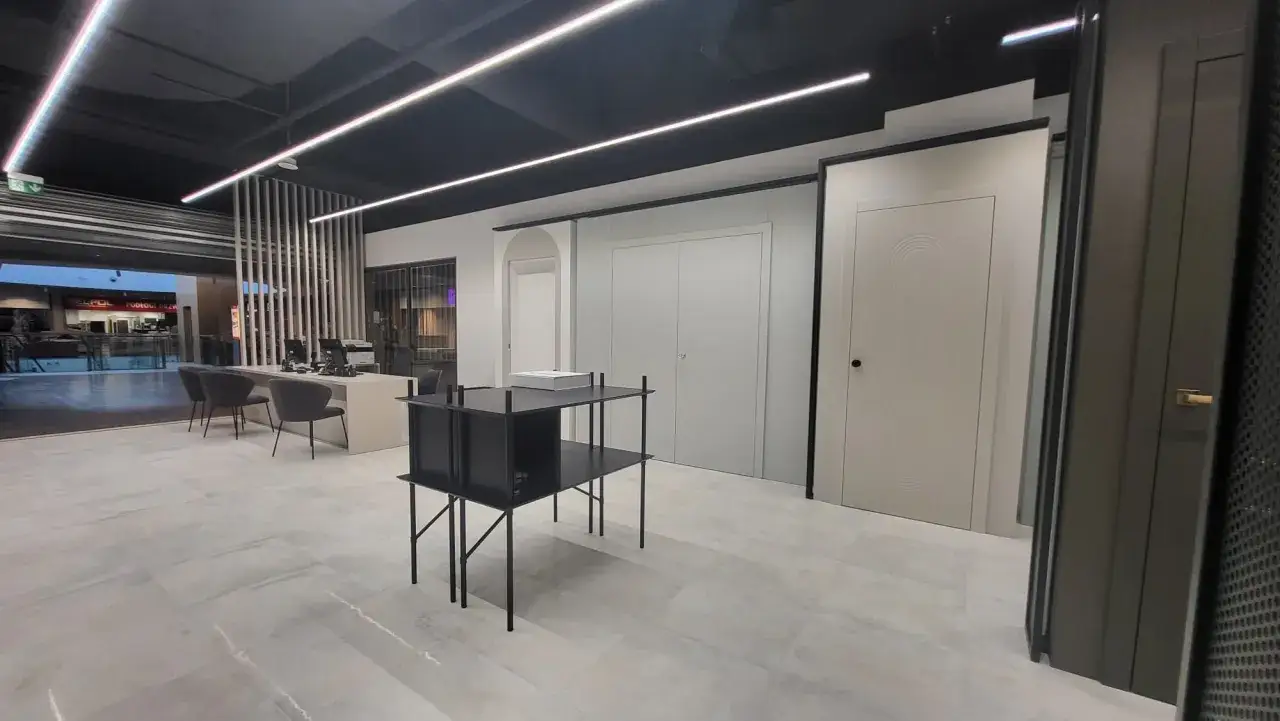 Nowoczesne wnętrze salonu z drzwiami i oknami, recepcja, czarne meble.
